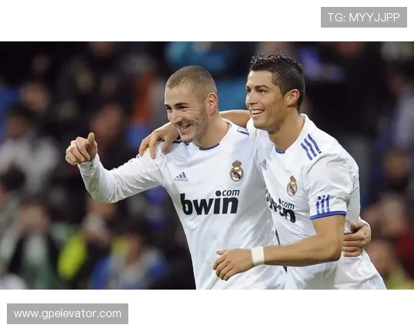 本泽马 vs 伊布：谁才是“艺术型中锋”的巅峰代表